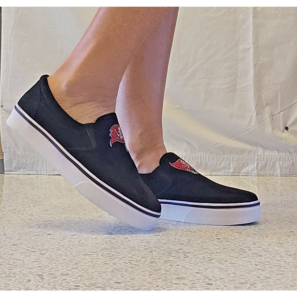 Tampa Bay‎ Buccaneers Women's Black Slip On Sneakers Sz 8 Rhinestones NFL RARE! - Picture 6 of 10